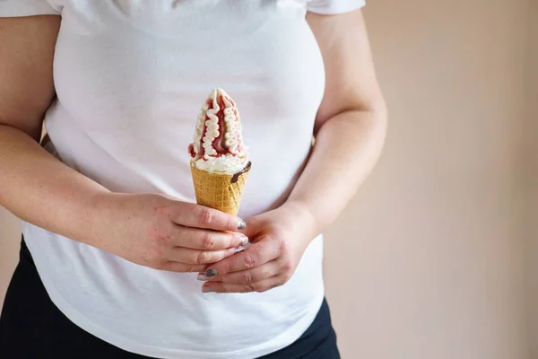 太りすぎの女性アイス クリームを食べるします。肥育食品 — ストック写真