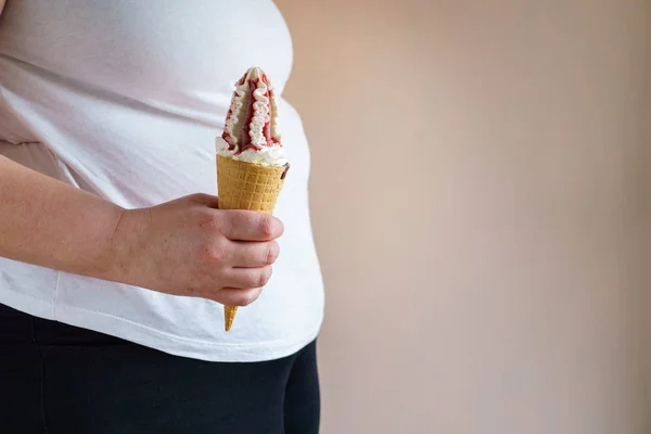 Donna sovrappeso mangiare gelato. alimenti da ingrasso — Foto Stock