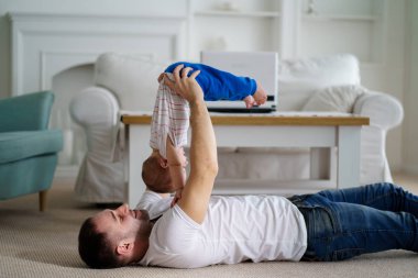 oğlu ile oturma odası katta oynama baba