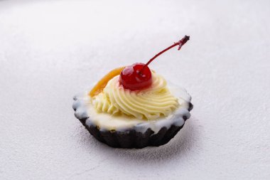 bir kiraz ile krem şanti ile tepesinde cupcake
