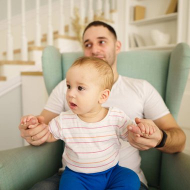 Baba oğluyla oynamaya. aile değerleri