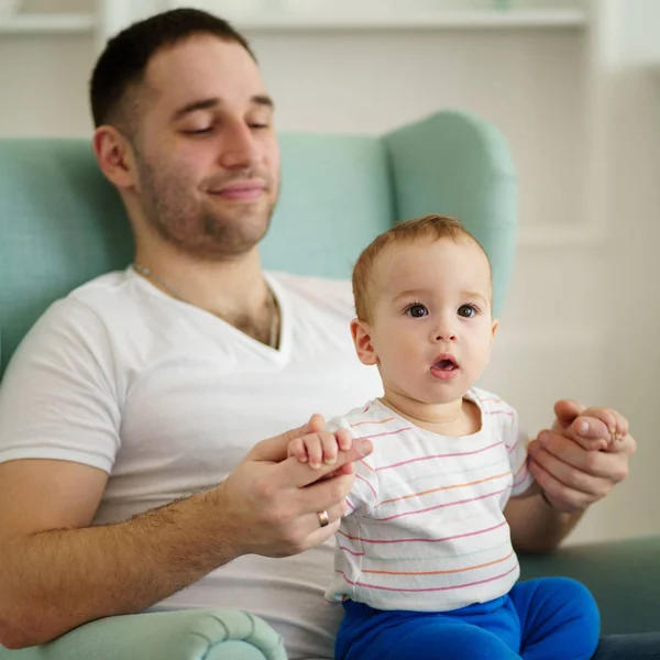 Vaders liefde. man en zijn zoon knuffelen — Stockfoto