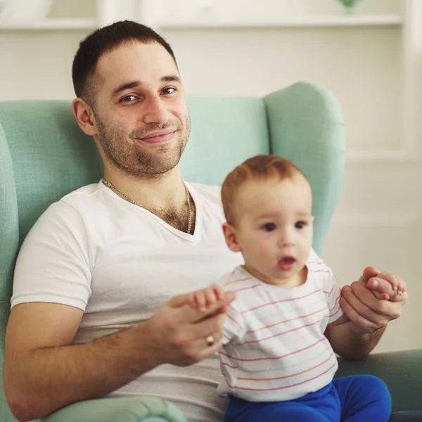 Père tenant bébé fils dans le salon — Photo