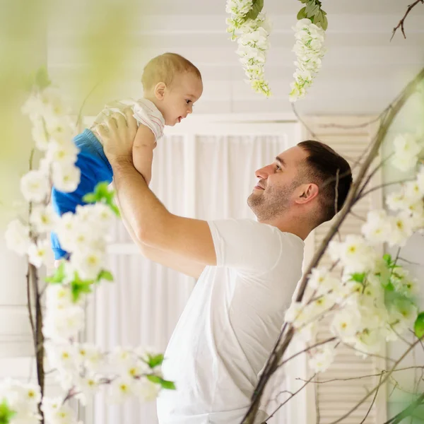 Man spelen met zijn zoontje. vaders liefde. — Stockfoto