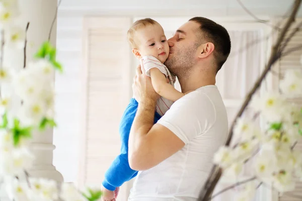Man knuffelen en kussen van zijn zoon. vaders liefde — Stockfoto