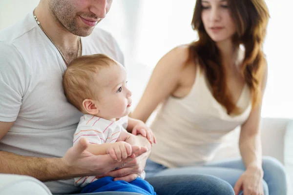 Mam, papa en zoontje rusten in woonkamer — Stockfoto