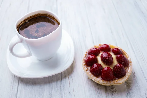 Leziz mevsimsel ahududulu tart ve kahve — Stok fotoğraf