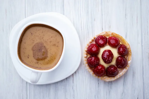 Lezzetli frambuazlı tart ve kahve — Stok fotoğraf