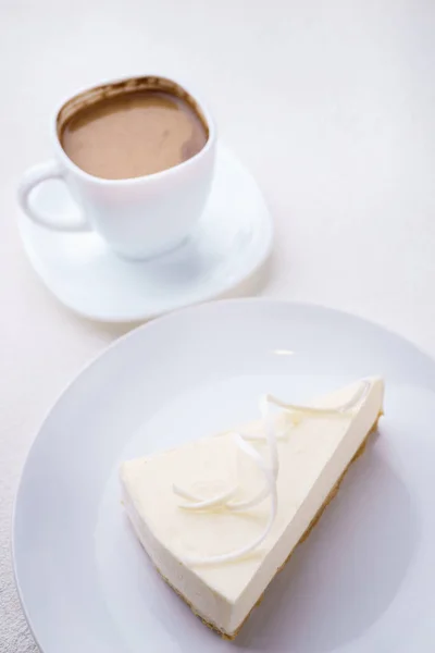 New York cheesecake ve beyaz arka plan üzerinde kahve — Stok fotoğraf