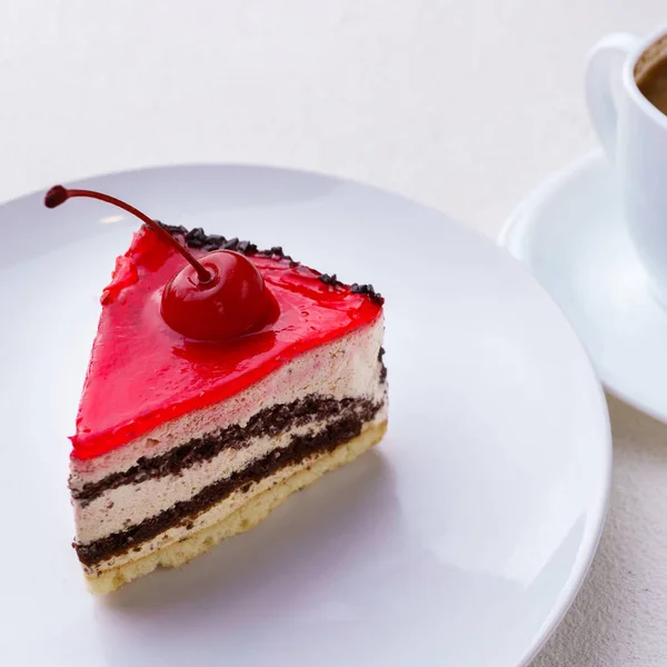 Kiraz Çikolata pasta ve kahve katmanlı — Stok fotoğraf