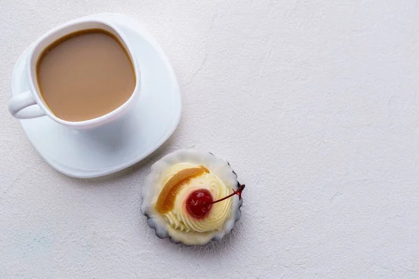 Kek krem ve kiraz ve kahve ile tepesinde — Stok fotoğraf