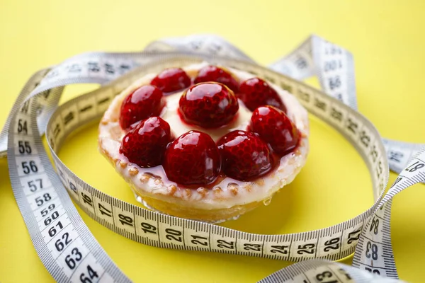Diyet. lezzetli tatlı berry pasta ve ölçü birimi teyp — Stok fotoğraf