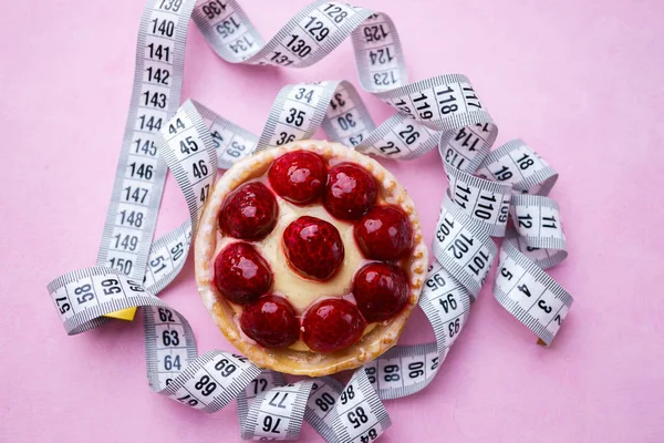 Régime alimentaire. délicieux gâteau aux baies sucrées et ruban mesure — Photo