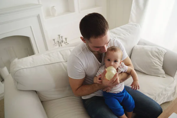 Baba oğul bebek formülü ile biberon — Stok fotoğraf