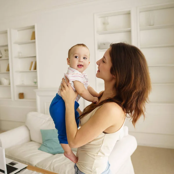 Oturma odasında erkek bebek ile oynarken annesi — Stok fotoğraf