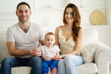 mutlu anne ve bebek çocuk oturma odasında