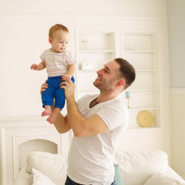Bebek evlat oturma odasında tutan baba