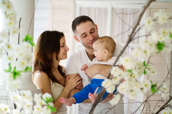 Madre e padre abbracciare il loro bambino figlio — Foto Stock