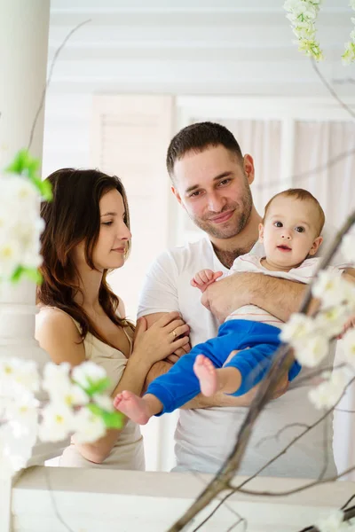 Madre e padre abbracciare il loro bambino figlio — Foto Stock