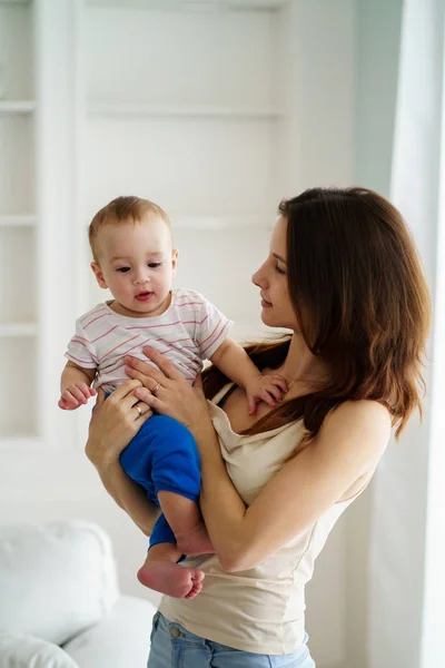 Oturma odasında erkek bebek ile oynarken annesi — Stok fotoğraf