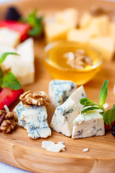 Синій сир, шматочки дорблу крупним планом . — стокове фото