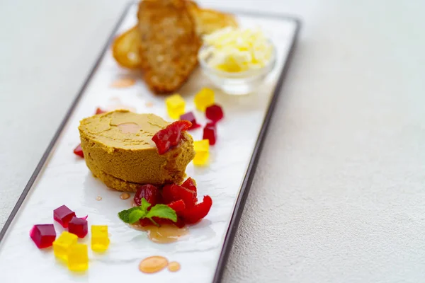 Kip lever pate geserveerd met boter en toast — Stockfoto