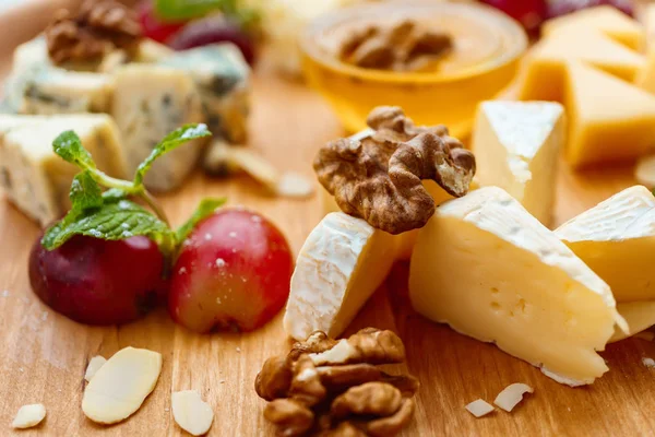Голубой сыр камамбер с орехами и виноградом — стоковое фото