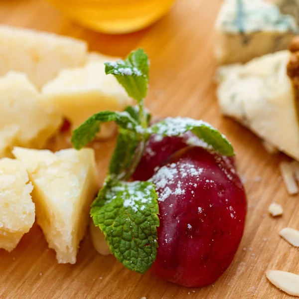 Пармезан и виноград, деликатесы, сырная тарелка — стоковое фото