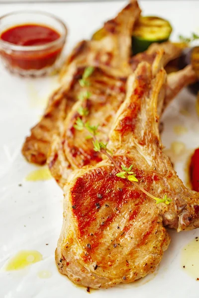 Rack de cordeiro com salada de legumes grelhados na placa — Fotografia de Stock