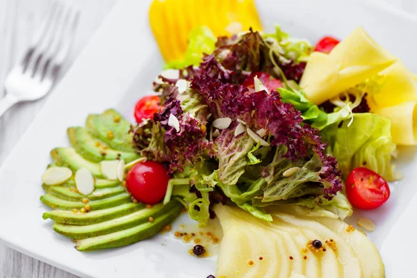 Nutritiva ensalada sabrosa, servicio de restaurante — Foto de Stock