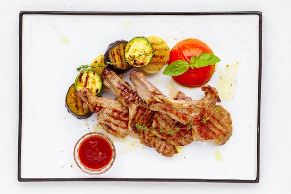 Grilled lamb ribs loin with vegetable garnishing — Stock Photo, Image