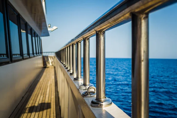 Güneşli bir gün açık denizde yat. Güverte görünümü.