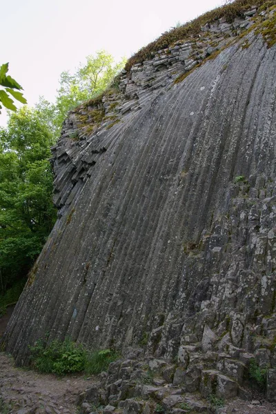 スロバキア Somoska 城での玄武岩の滝 — ストック写真