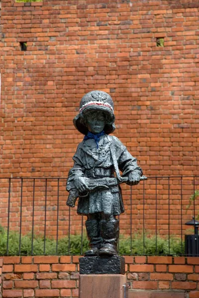 ポーランド ヨーロッパのワルシャワで小さな反乱者の記念碑 — ストック写真