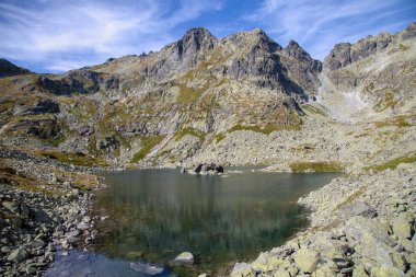 Slovakya 'daki High Tatras Ulusal Parkı' nda kurbağa gölleri