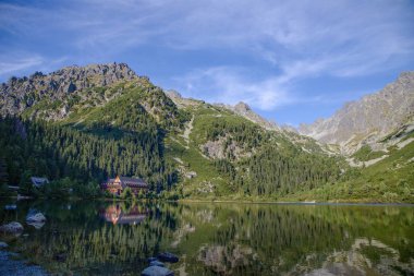 Slovakya 'daki High Tatras Ulusal Parkı' nda Popradske Gölü