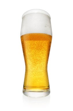 Light bira izole kırpma yolu ile beyaz arka plan üzerinde bardak