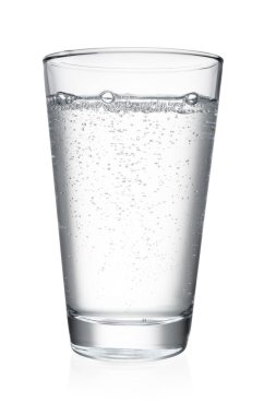 Mineral köpüklü su izole kırpma yolu ile beyaz arka plan üzerinde