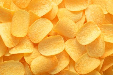 Yığın sarı gevrek patates cipsi arka plan veya doku