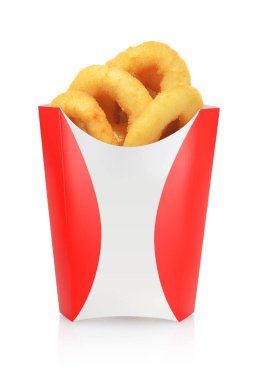 İzole kırpma yolu ile beyaz zemin üzerine kırmızı kağıt torba içinde snack soğan halkaları