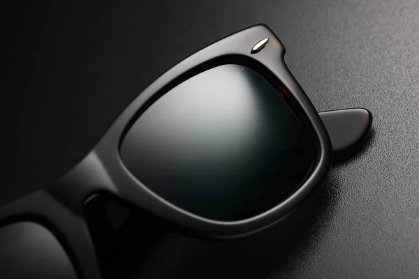 Detalj Svart Plast Klassiska Solglasögon Den Svarta Bakgrunden — Stockfoto