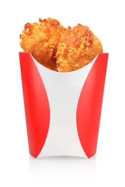 Derin yağda kızartılmış tavuk kutusu beyaz arka plan üzerinde izole sopaları içinde çıkarmak