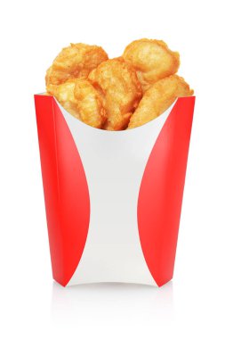 Derin yağda kızartılmış tavuk kutusu beyaz arka plan üzerinde izole nuggets içinde çıkarmak