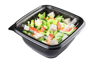 Yunan salatası plastik tek kullanımlık kırpma yolu ile beyaz arka plan üzerinde izole konteyner çıkar