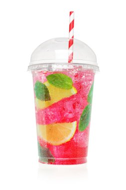 Cam üzerinde beyaz izole limon, nane ve plastik soda ile kırmızı alkolsüz içecek çıkar