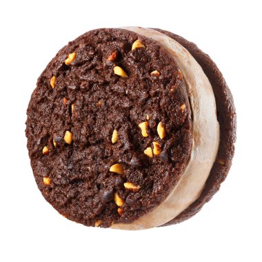 Beyaz arka plan üzerinde izole çikolatalı browni kurabiye ile Dondurmalı sandviç. Kırpma yolu