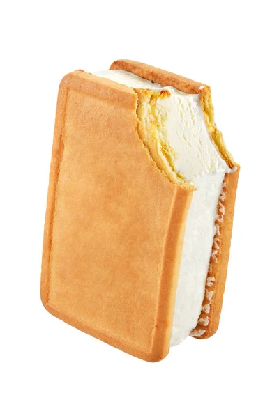 Pokousaný Ice Cream Sandwich Cookie Izolovaných Bílém Pozadí Ořezová Cesta — Stock fotografie