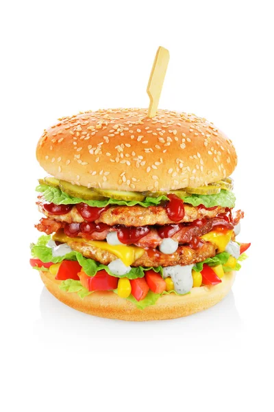 Grand Hamburger Avec Tomate Salade Poivre Paprika Cornichons Maïs Isolé — Photo