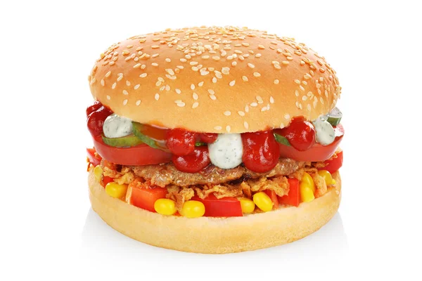 トマト パプリカ ピクルス トウモロコシ タマネギ クリッピング パスと白い背景で隔離のハンバーガー — ストック写真