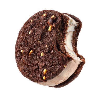 Beyaz arka plan üzerinde izole çikolatalı browni kurabiye ile ısırıldı Dondurmalı sandviç. Kırpma yolu